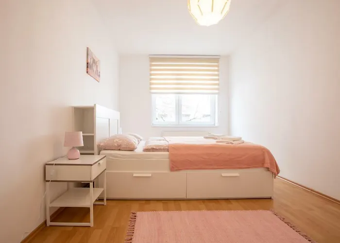 Spacious In The Old Town Of דירה *